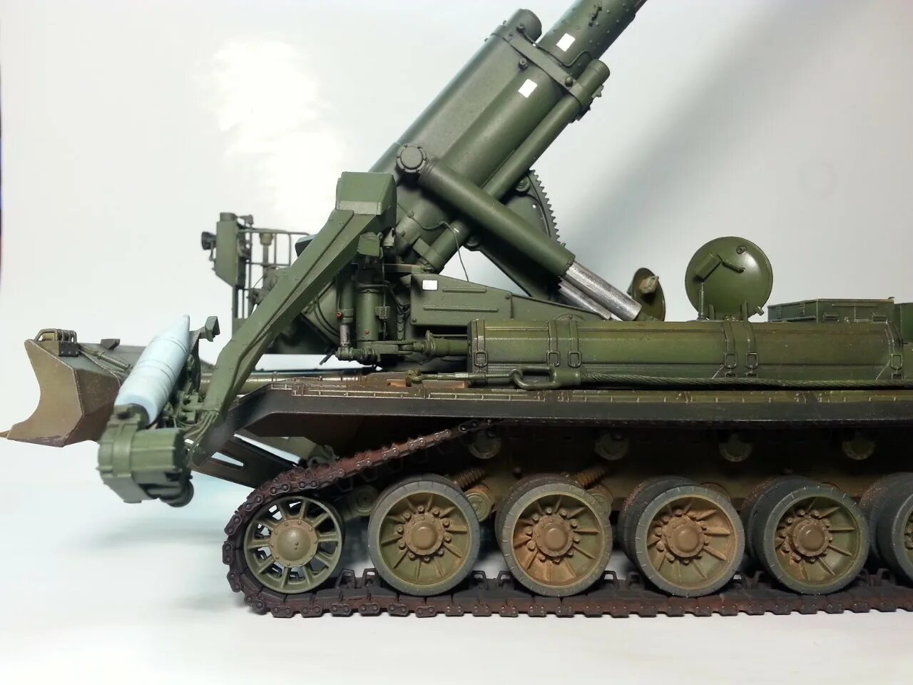 Пион 203 мм. 2с7 пион 203-мм самоходная пушка. 203-Мм САУ 2с7 пион Trumpeter, 1/35. САУ пион Трумпетер. 2с7 пион заряжание.