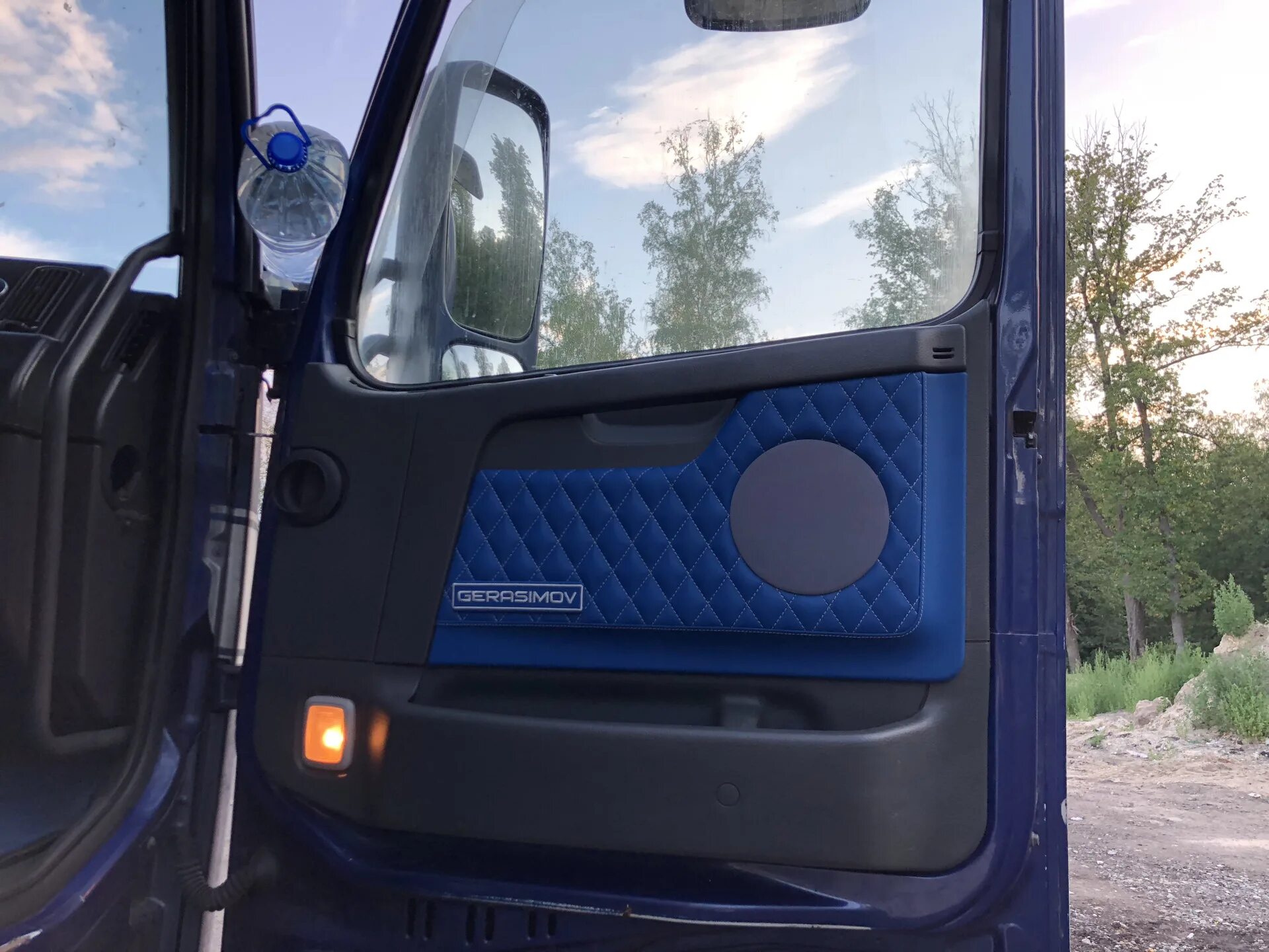 Дверь volvo fh. Обшивка двери Volvo FH 13. Направляющие шторки Volvo fh12. Обшивка двери Volvo fh12. Дверь Вольво FH 3.