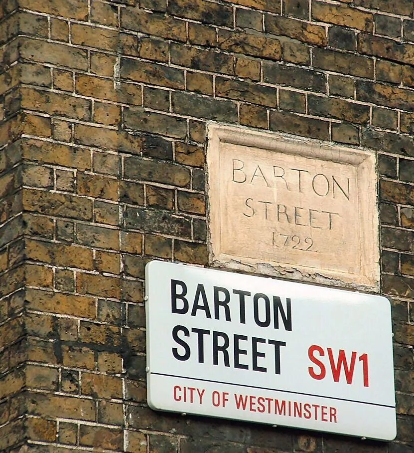 Живет на улице на английском. Street name. Таблички улиц в Лондоне. Что такое стрит-нейм. Стрит на английском.