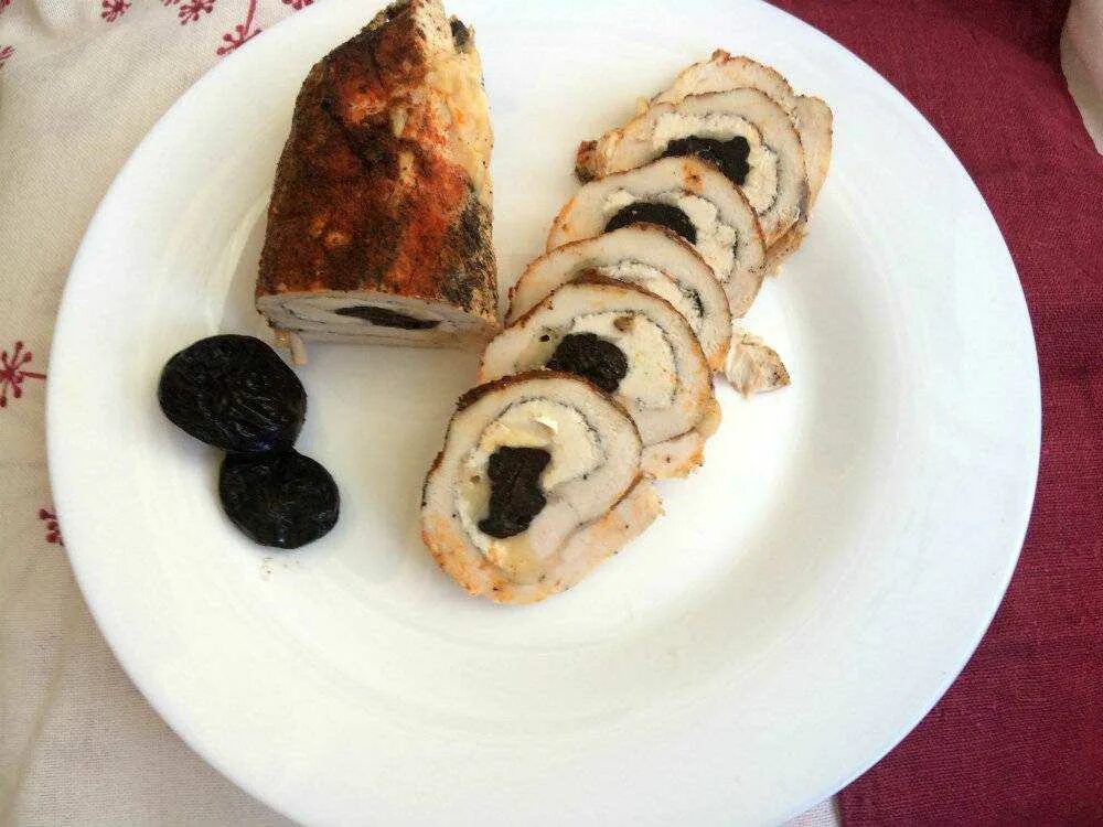 Рецепт рулета с грудки. Куриный рулет с черносливом в духовке. рулетики из куриной грудки с черносливом. рулет из куриной грудки с черносливом в духовке. рулет мясной с черносливом.