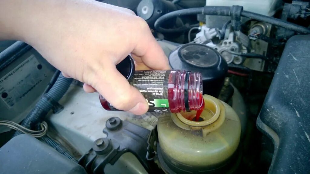 Как сменить жидкость. Рено симбол доливка жидкости в гидроусилитель. Bmw x1 доливаем тормозную жидкость. Где находится бачок гура рено меган 2. Фильтр гур логан.