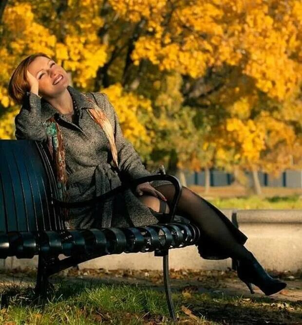 Девушка пьет кофе осень. Я раньше спешил. Я раньше спешила теперь не спешу. Осень дождь кофе девушка. Я раньше спешил.