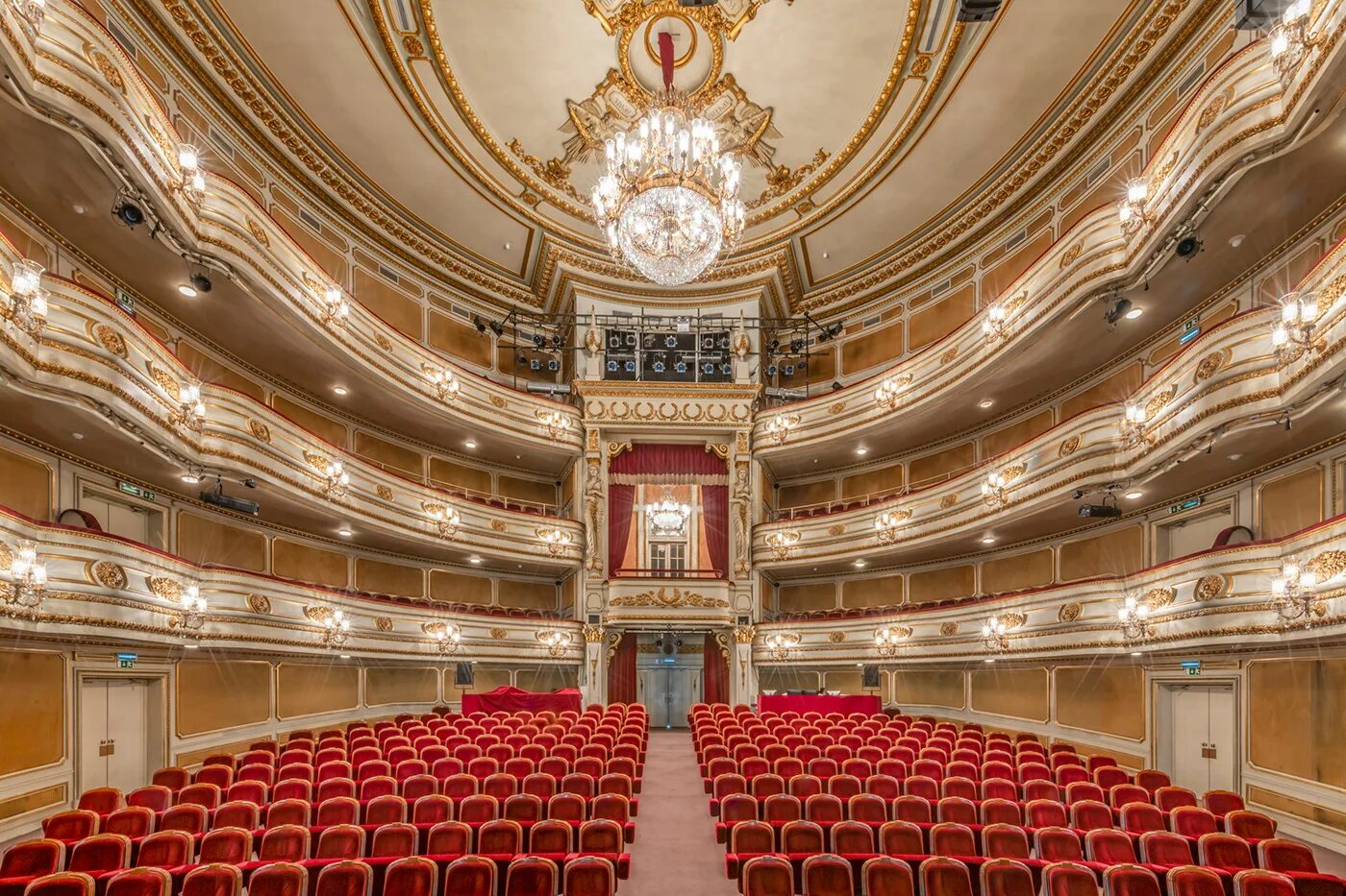 Национальный театр Лиссабон. D. Maria II National Theatre. Оперный театр в Лиссабоне. Вид со сцены театра. Theater library