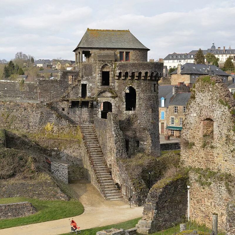 Замок 9 века. Бретань средневековые замки. Замок Сусиньо Бретань. Замок Турс Франция. Замок конш во Франции.
