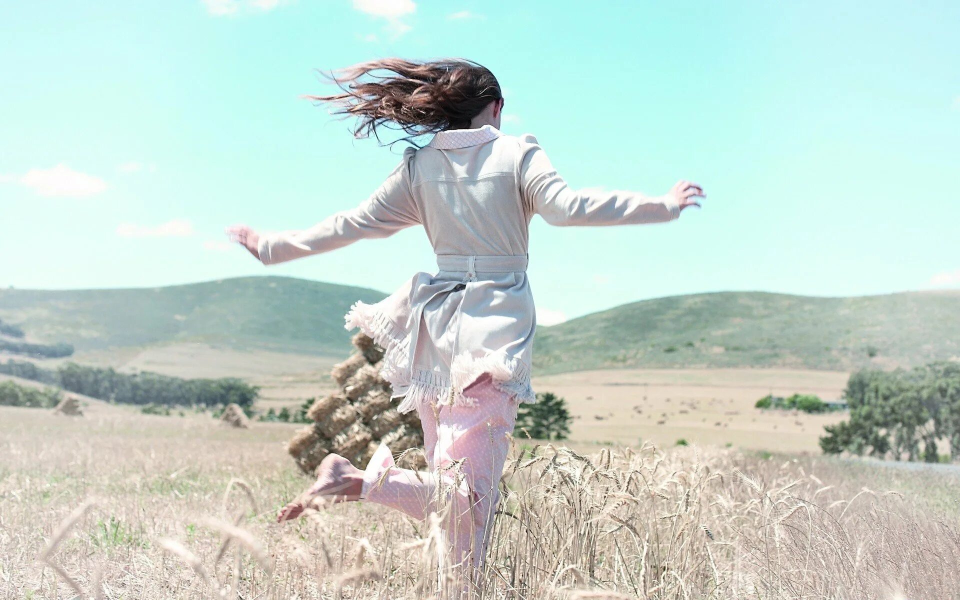 Песня страна души. Счастливая девушка. Девушка убегает. Девушка кружится. Девушка бежит в поле.