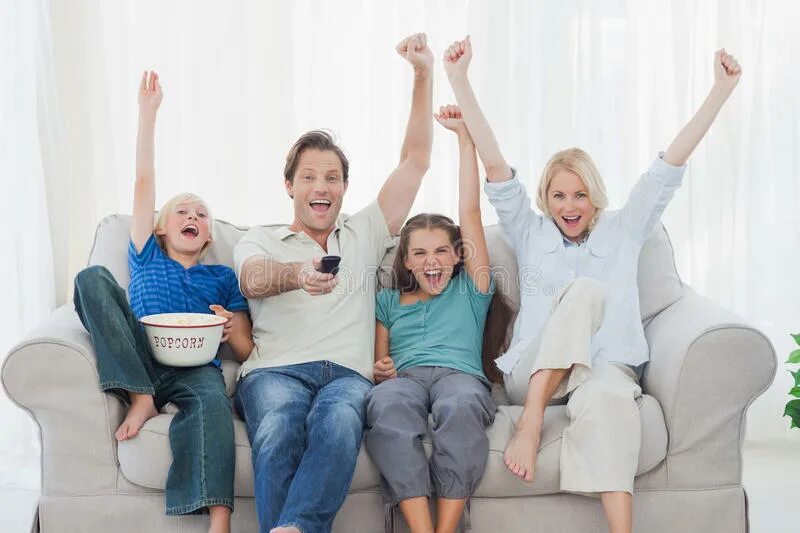 Семейный просмотр пин. Семья у телевизора. Радостная семья на диване. Счастливые люди перед телевизором. Большая семья у телевизора.