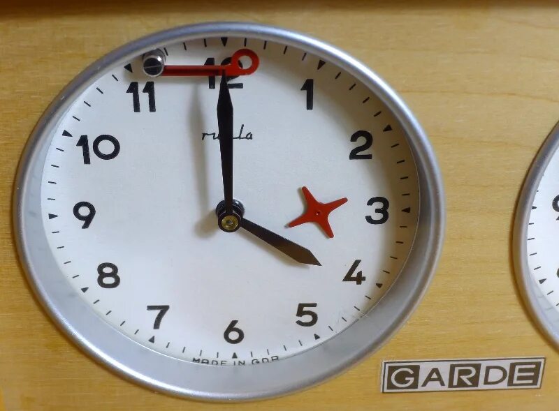 сломанные наручные часы. переход на летнее время. на часах падает стрелка. на часах падает стрелка. на часах падает стрелка.