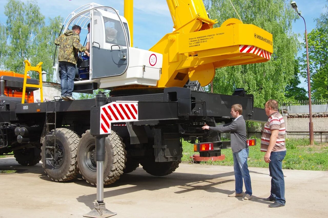 Кран terex. Профессия машинист крана крановщик. Техобслуживание автокранов. Терекс автокран техобслуживание. Противовес на автокран ивановец.