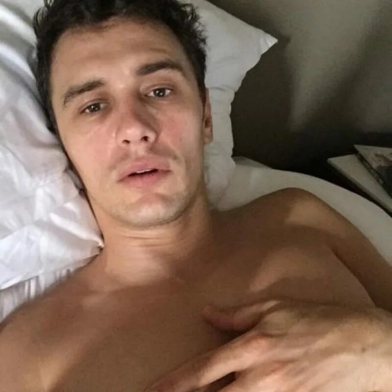 селфи в кровати. селфи парня в кровати. сергей лазарев спит. сергей лазарев 1986. селви парней на кровати.