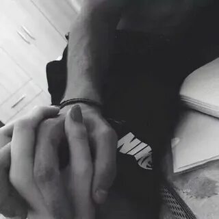 Девушка села на руку парня