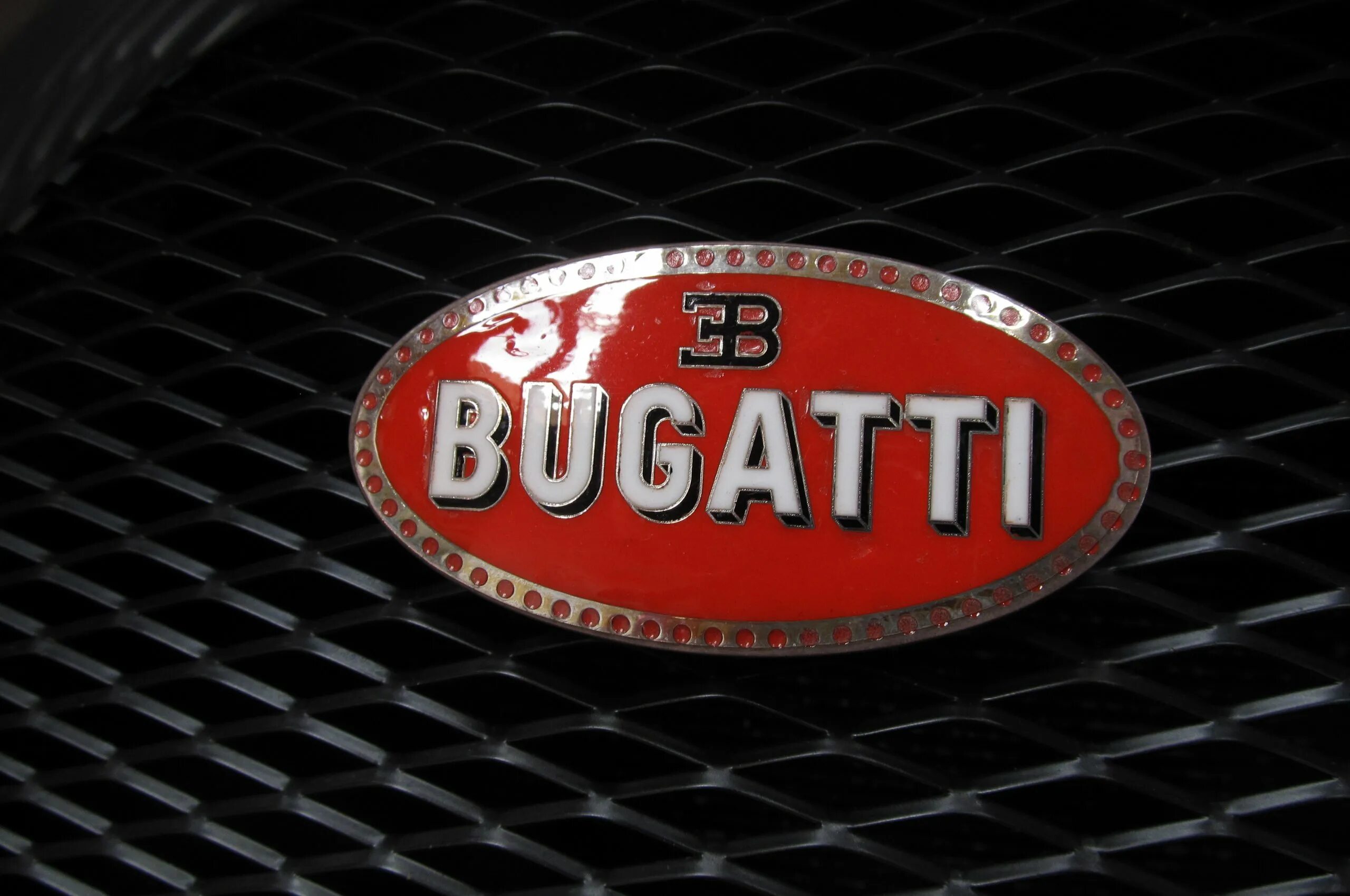 Bugatti значок. Bugatti значок на машине. Марка Бугатти значок. Значок Бугатти Вейрон. Бренд bugatti