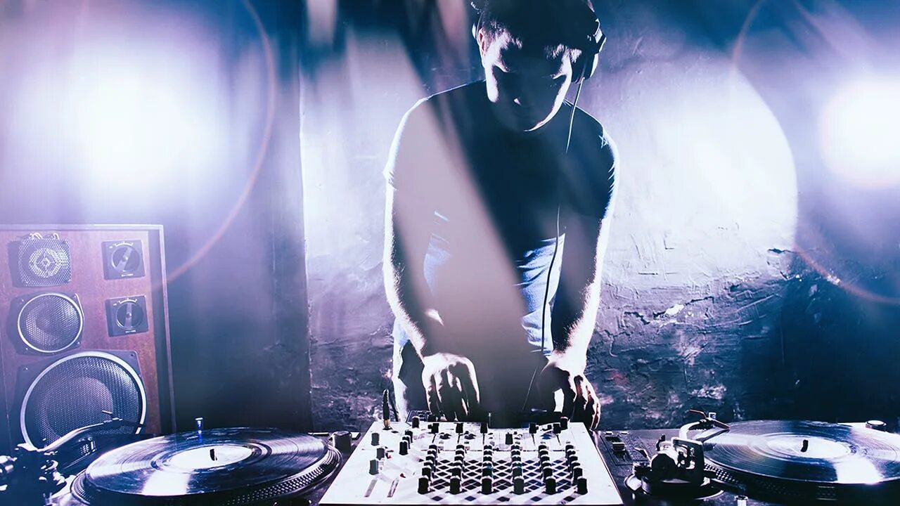 Алексей мешков диджей. Постер диджей лео. Диджей на белом фоне. Диджей. Dj tiesto.