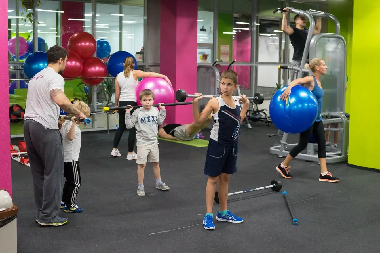 Детские фитнес залы. Фитнес зал. Малыши в спортзале. Дети в спортзале в детском саду. Фитнес зал занятия.
