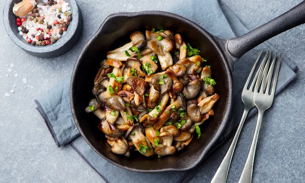 картошка с мясом. вешенки с картошкой жареные. тушеные грибы. чашка жареных грибов. курица с вешенками в сливочном соусе.