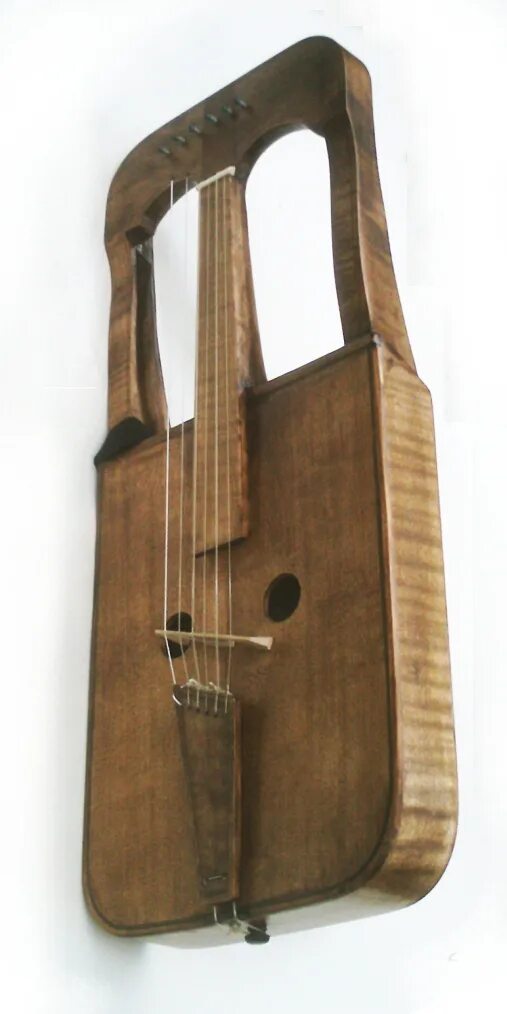 Немецкий струнный инструмент похожий. Британская кротта инструмент. Скандинавский музыкальный инструмент тальхарпа. Йоухикко музыкальный инструмент.