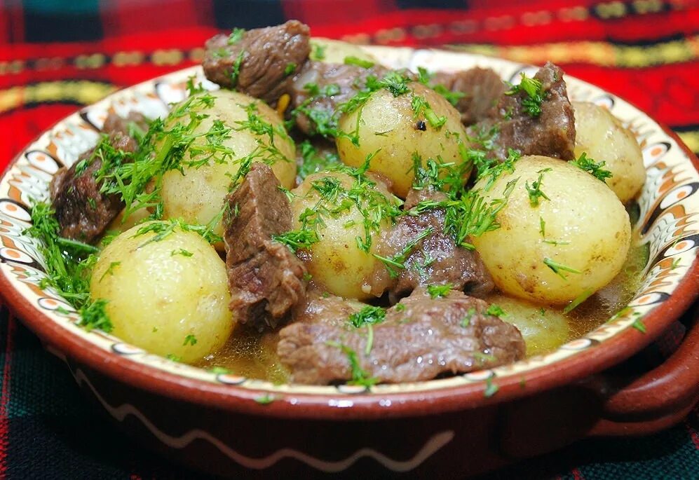 Картофель с мясом. Говядина с картошкой в духовке. Говядина с картошкой в духовке. Блюда из тушеного мяса. Говядина с молодой картошкой.