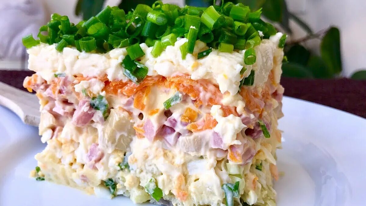 Салаты вперемешку. Салаты. вкусные салаты. салат сытный. салат красивый и очень вкусный.