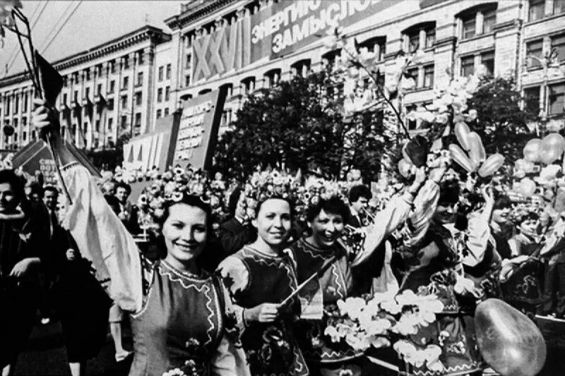 1 мая 2020 г. 1 Мая 1986 Киев. Первомайская демонстрация в Киеве 1986. Первомайская демонстрация в Чернобыле в 1986. Первомай 1986 года в Киеве.