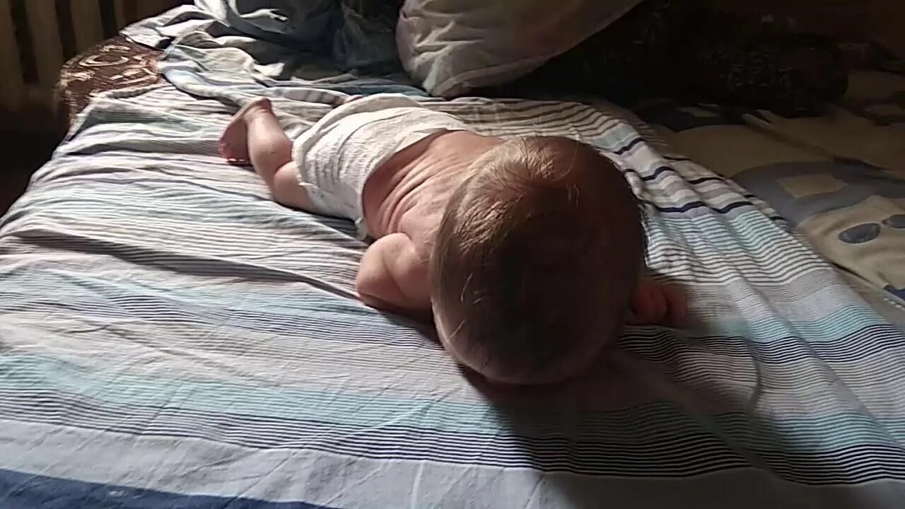 Поворачивается с живота на спину. Переворачивание ребенка со спины на живот. переворот с живота на спину. учим ребенка переворачиваться на живот. переворот ребенка со спины на живот.