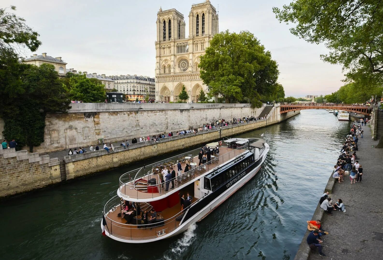 Круиз по сене Bateaux parisiens. Речные трамвайчики в Париже. Набережная Орлеан в Париже. Река сена во Франции. Париа