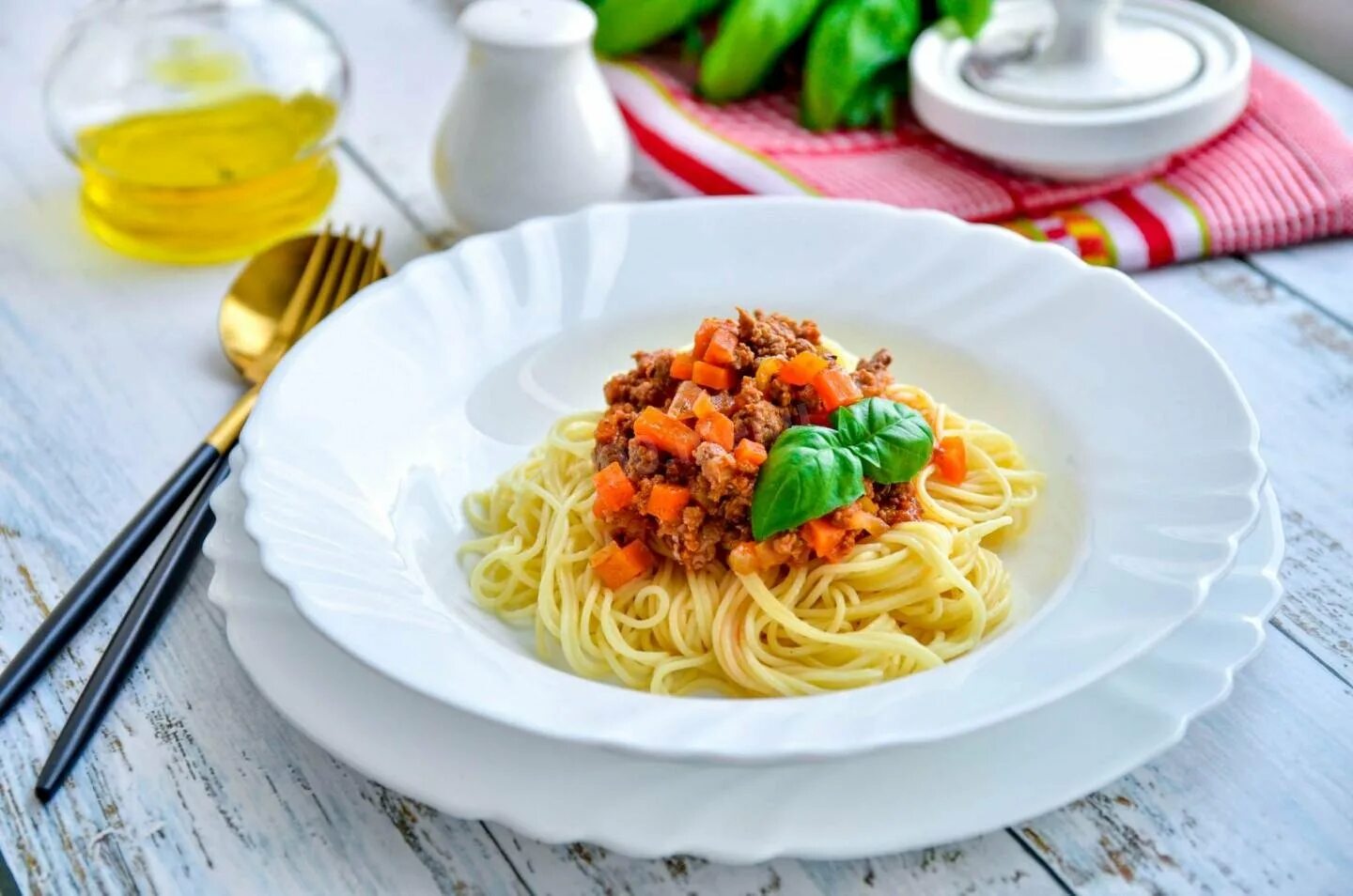 Спагетти с пастой болоньезе с фаршем рецепт. Мафальдине болоньезе. Паста спагетти болоньезе. Итальянская паста болоньезе. Паста болоньезе с фаршем и томатной пастой.