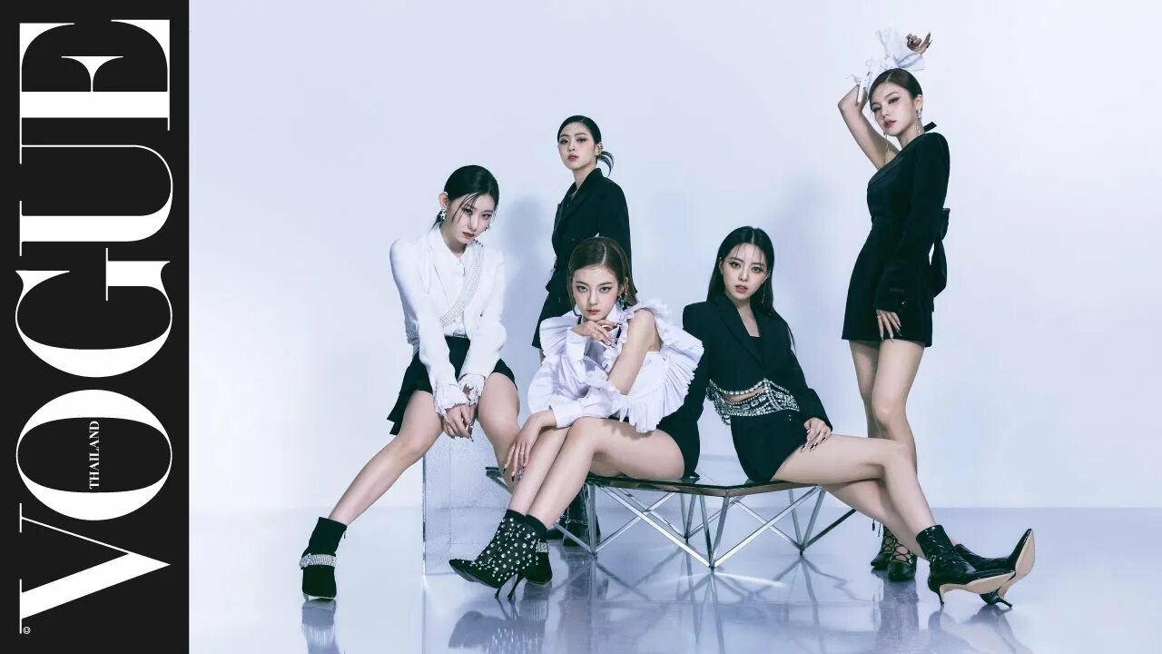 Itzy boy. Группа itzy. itzy sneakers album. itzy checkmate. альбом itzy.