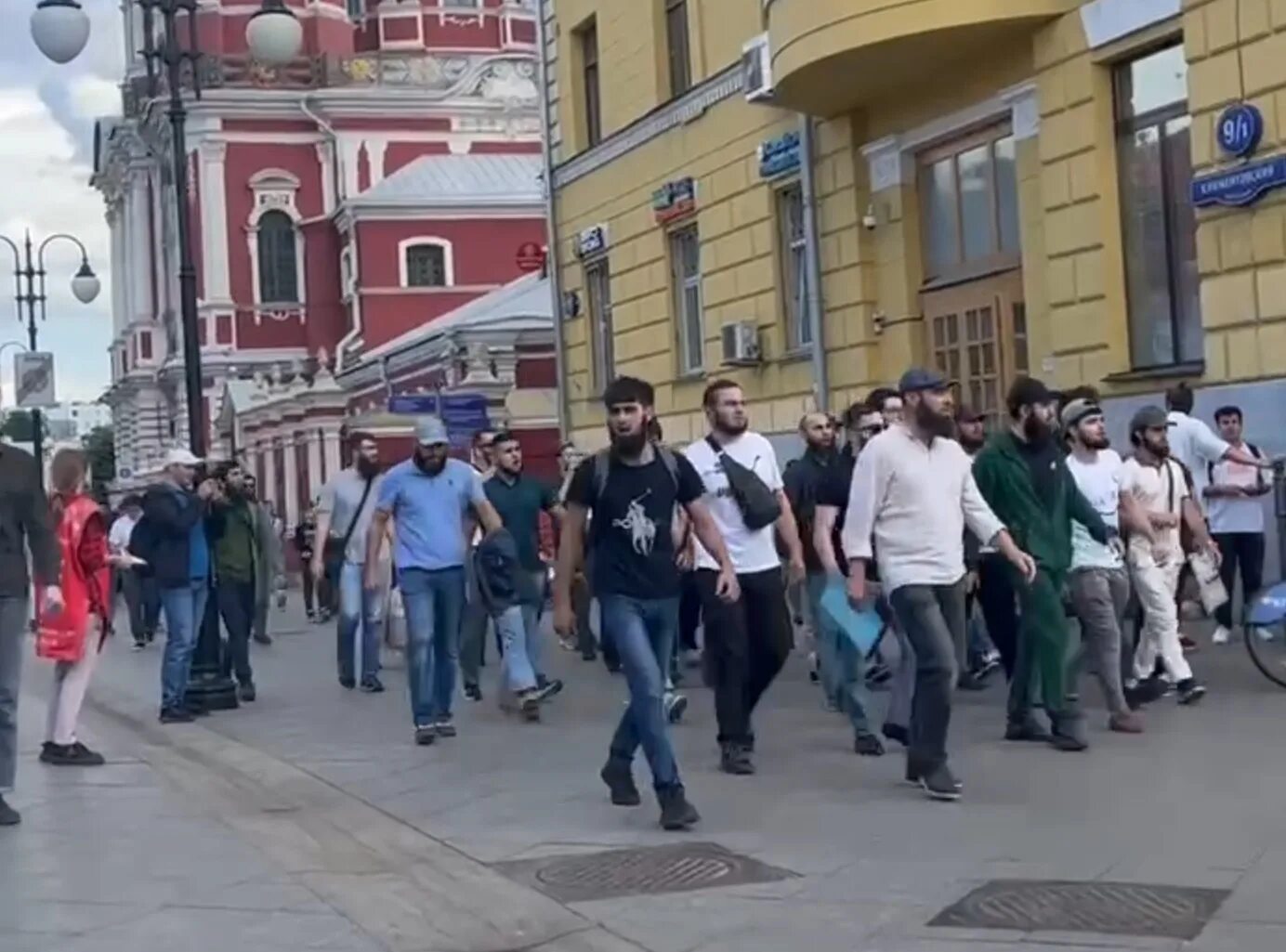 Протест против мигрантов в питере. Толпа мигрантов. толпа мигрантов в москве. центр для мигрантов в москве. мигранты в москве.