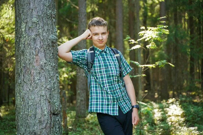 Русскую подростку в лесу. Фотосессия в лесу подросток. мальчик подросток в лесу. мальчишки в лесу. парень в лесу подросток.