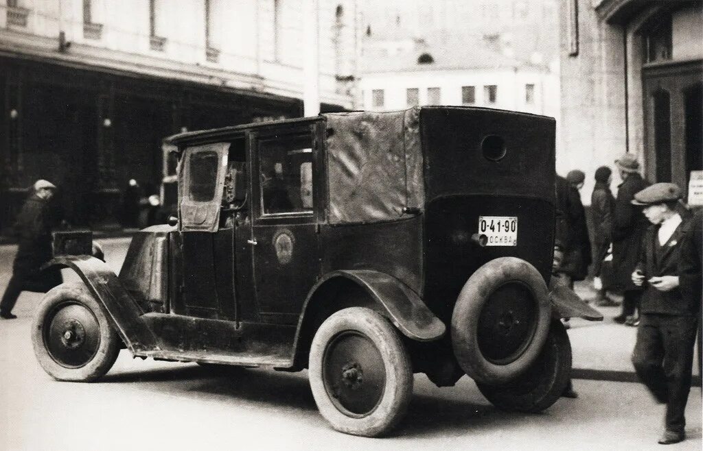 В 1925 году наша страна. Рено 1925. Первые такси в Москве 1925. Таксомотор Рено 1925. В Москве появились первые такси. 21 Июня 1925.