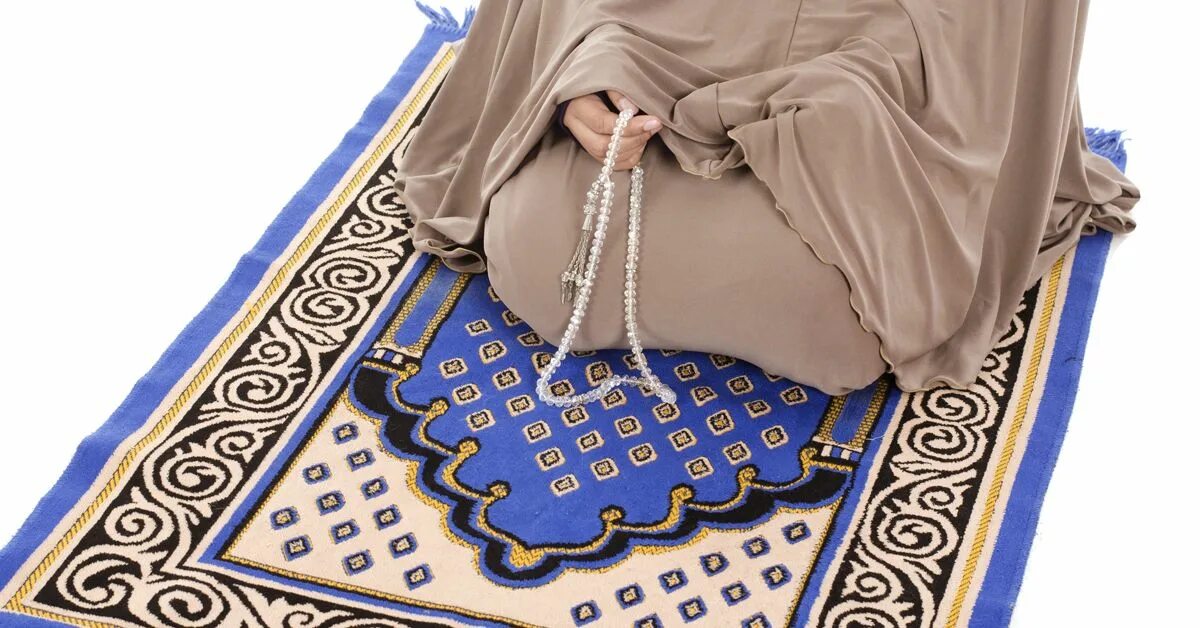 Коврик читающий намаз. Коран и коврик. Коврик для намаза. Намаз. Девушка на коврике для намаза.