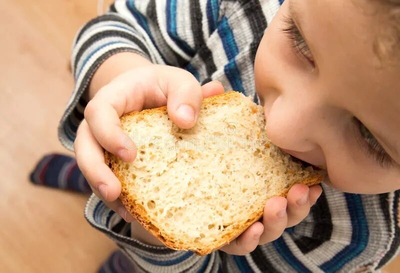 Ночью ем хлеб. Ест хлеб. Мальчик с хлебом. Мальчик с хлебом картинка. Ребенок ест хлеб.