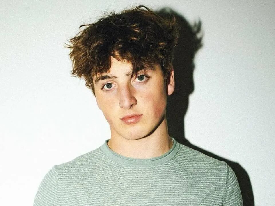 Benson boone ghost town. Бун коллинз. Benson boone. Benson boon beautiful things. ,benson boone benson.