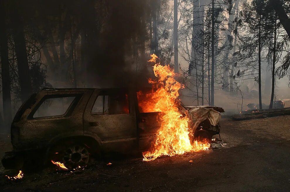 Горит джип. Горит джип. Горит джип. Опасный автомобиль. Горит джип.