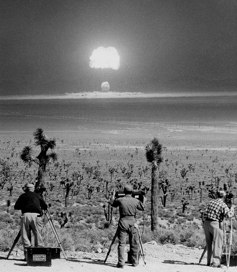 Испытания войной. Испытания атомной бомбы Невада 1955. Невада испытания ядерного оружия. Ядерный полигон в Неваде взрывы. Испытание ядерной бомбы в Неваде.