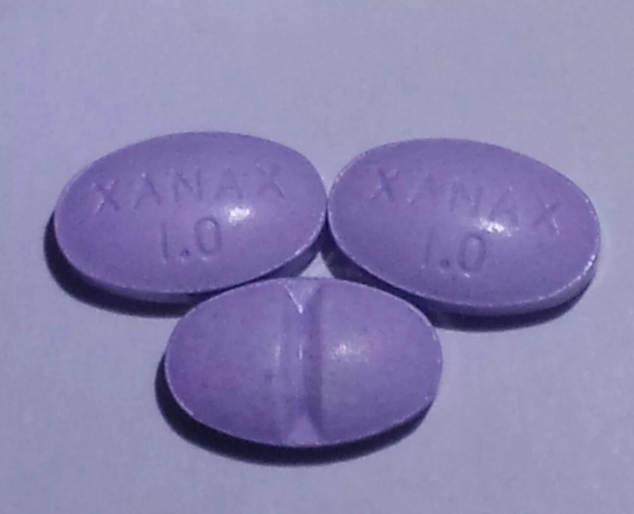 Первая таблетка. Ксанакс 1 MG. Ксанакс таблетки 1мг. Xanax 1 мг. Ксанакс 1 таблетка.
