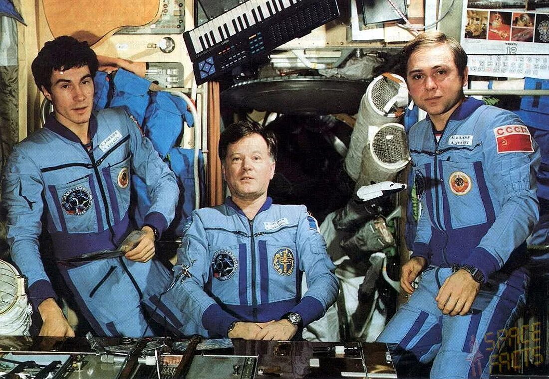 салют 7 космос 1686. скафандр орлан. падалка второй полет 2004. салют 7 постер. космонавты на мкс.