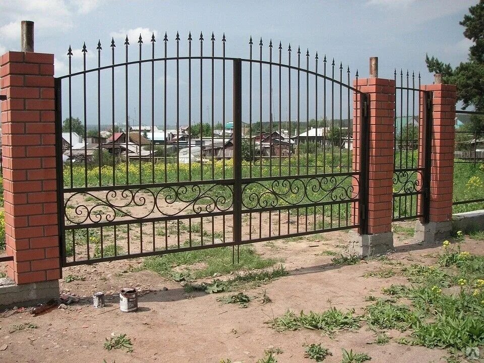 Забор с калиткой. Ворота металлические. Калитка и ворота для забора. Кованый забор с воротами. Ворота из металла.