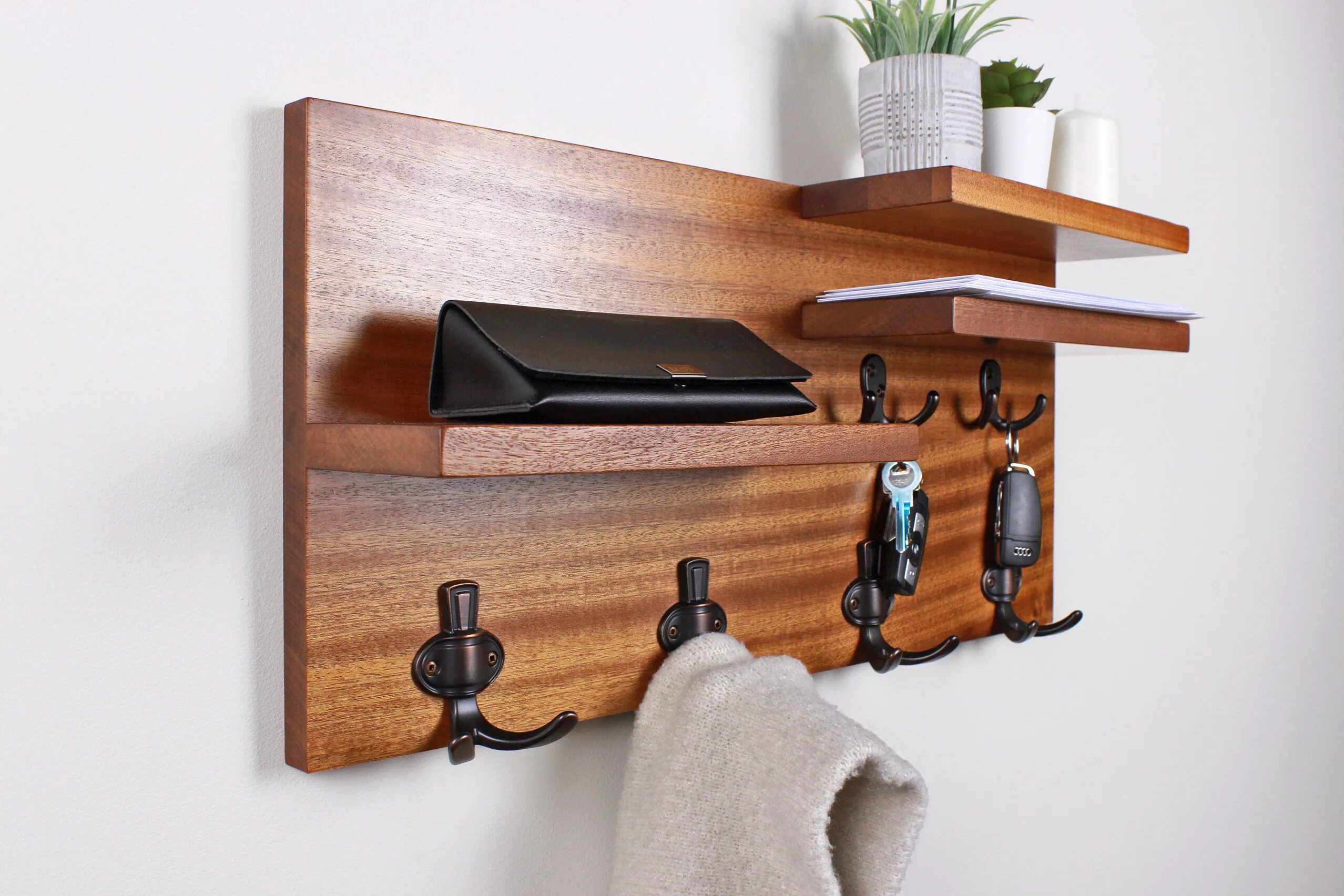 Прикрученная полка. Полочки на стену. Полка подвесная. Кронштейн для полки на стену. Прикрученная полка.