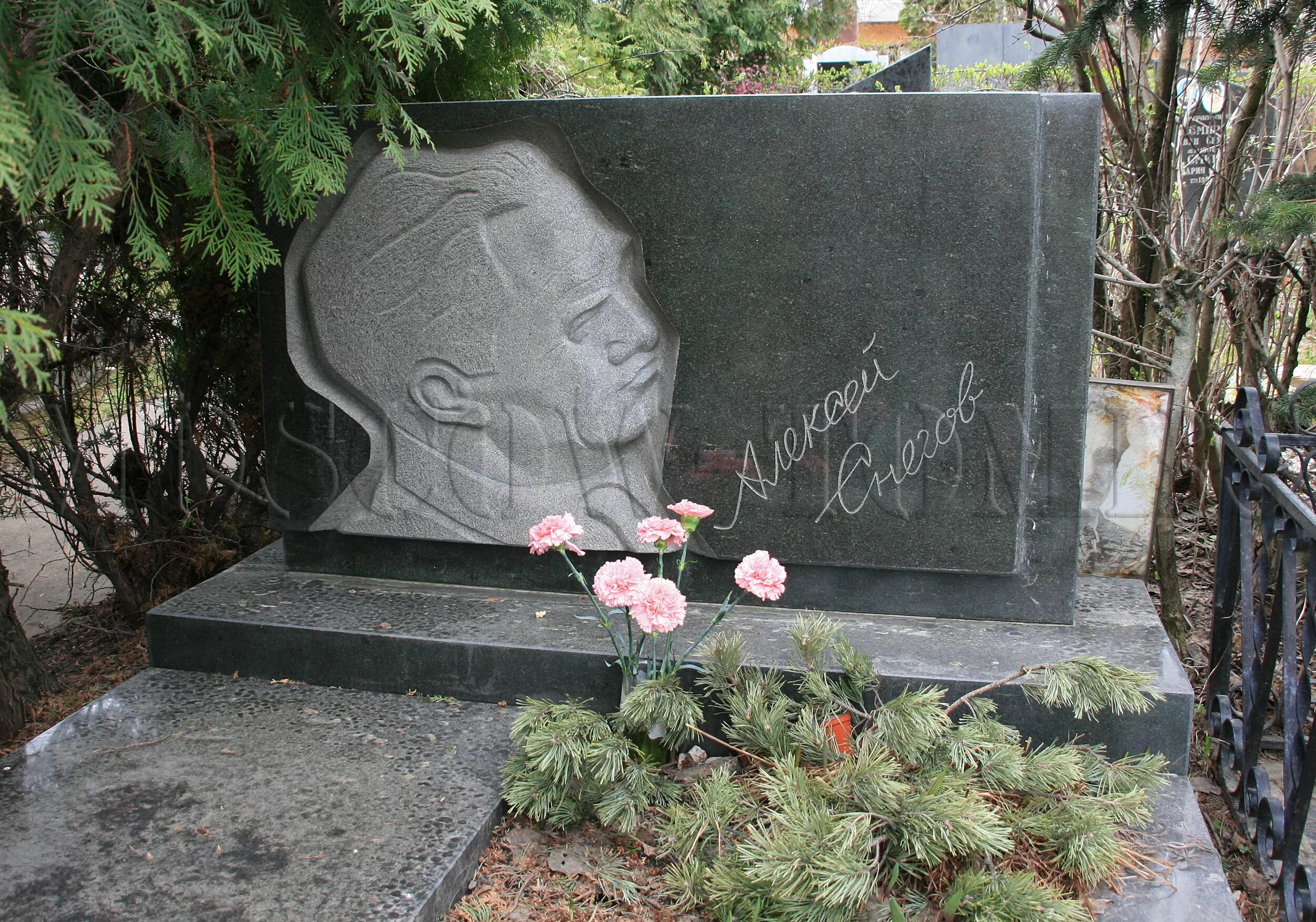 могила берии на донском кладбище. берия лаврентий павлович могила. где похоронили лаврентия берию. лаврентий берия могила. лаврентий берия могила.