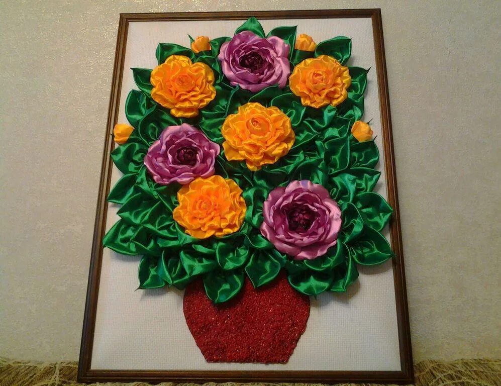 Панно с цветами из лент. Картины из атласных лент. Панно из ленточек. Панно с цветами из лент. Панно вышитое лентами.