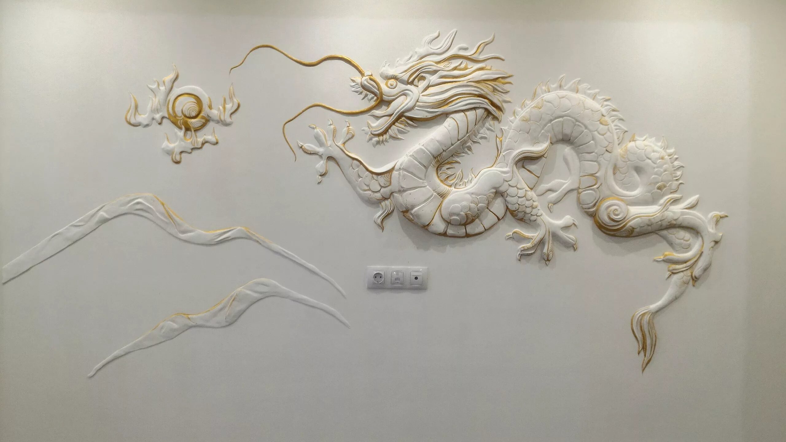 Барельеф на стене. Штукатурка барельеф вгт. Барельефы для декора интерьера. Лепнина гога тандашвили. Барельеф по дереву.