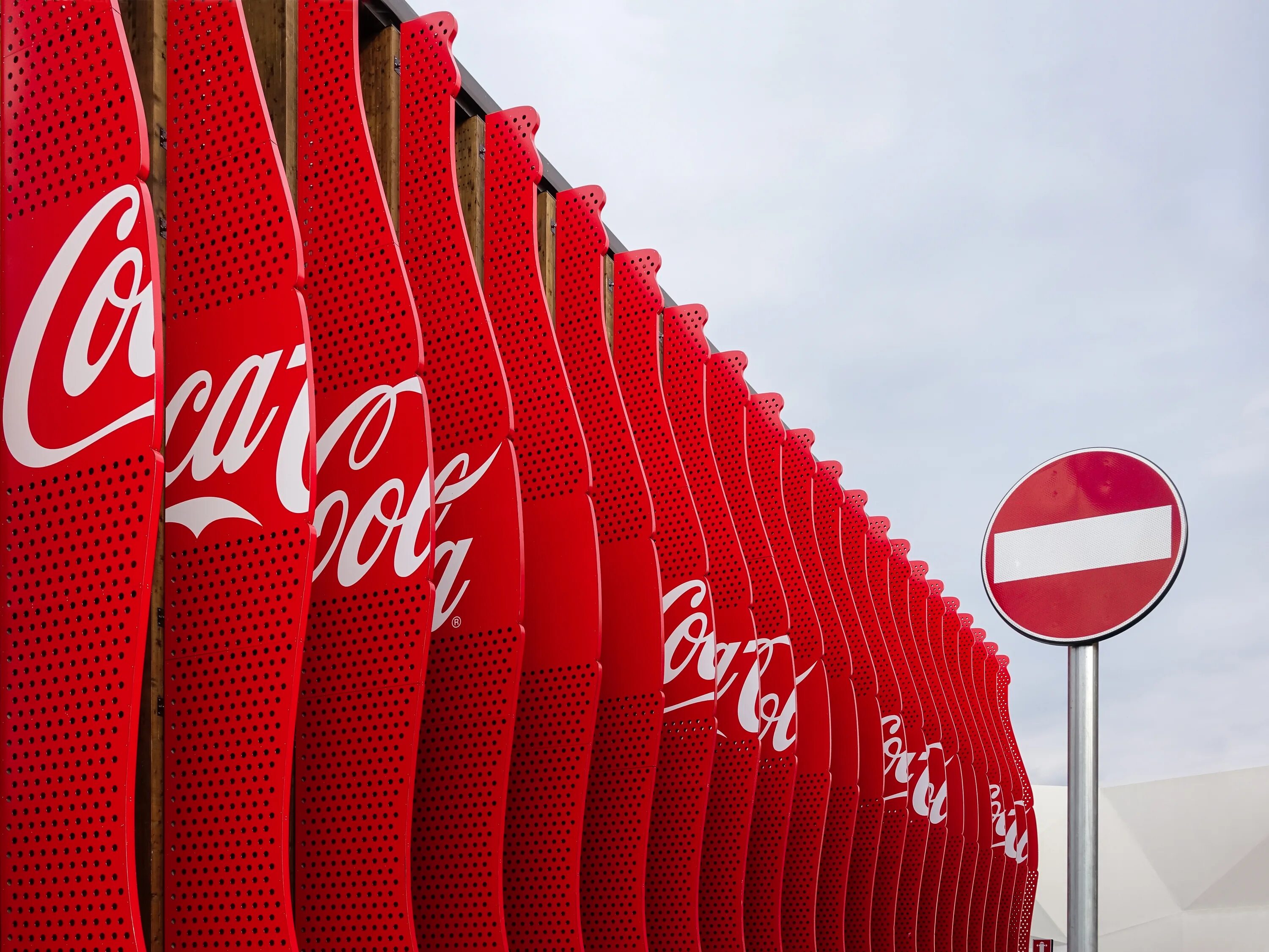 В coca cola нашли. Донбасс арена кока кола. фотозона кока кола. coca cola завод. coca cola инсталляция.