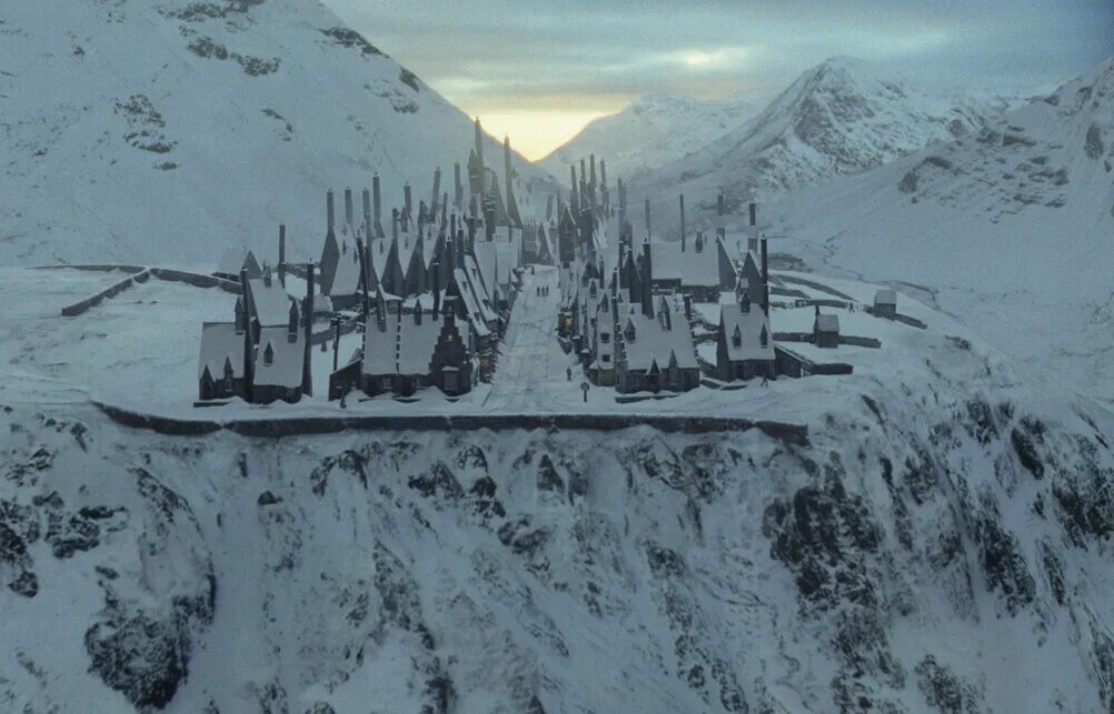 Harry potter визит в деревню хогсмид. Визжащая хижина гарри. воющая хижина гарри поттер. деревня хогсмид гарри поттер кадры. гарри поттер хогсмид кадры.