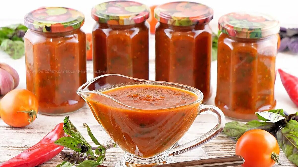 Домашний кетчуп из помидор с чесноком. Томатно базиликовый соус. Томатно базиликовый соус на зиму. Томатный соус с базиликом на зиму. Томатный соус с базиликом.