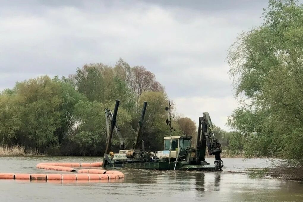 Расчистка водных объектов. Расчистка водных объектов. Расчистка русла реки десна. Очиститель пруда от водорослей. Расчистка водных объектов.