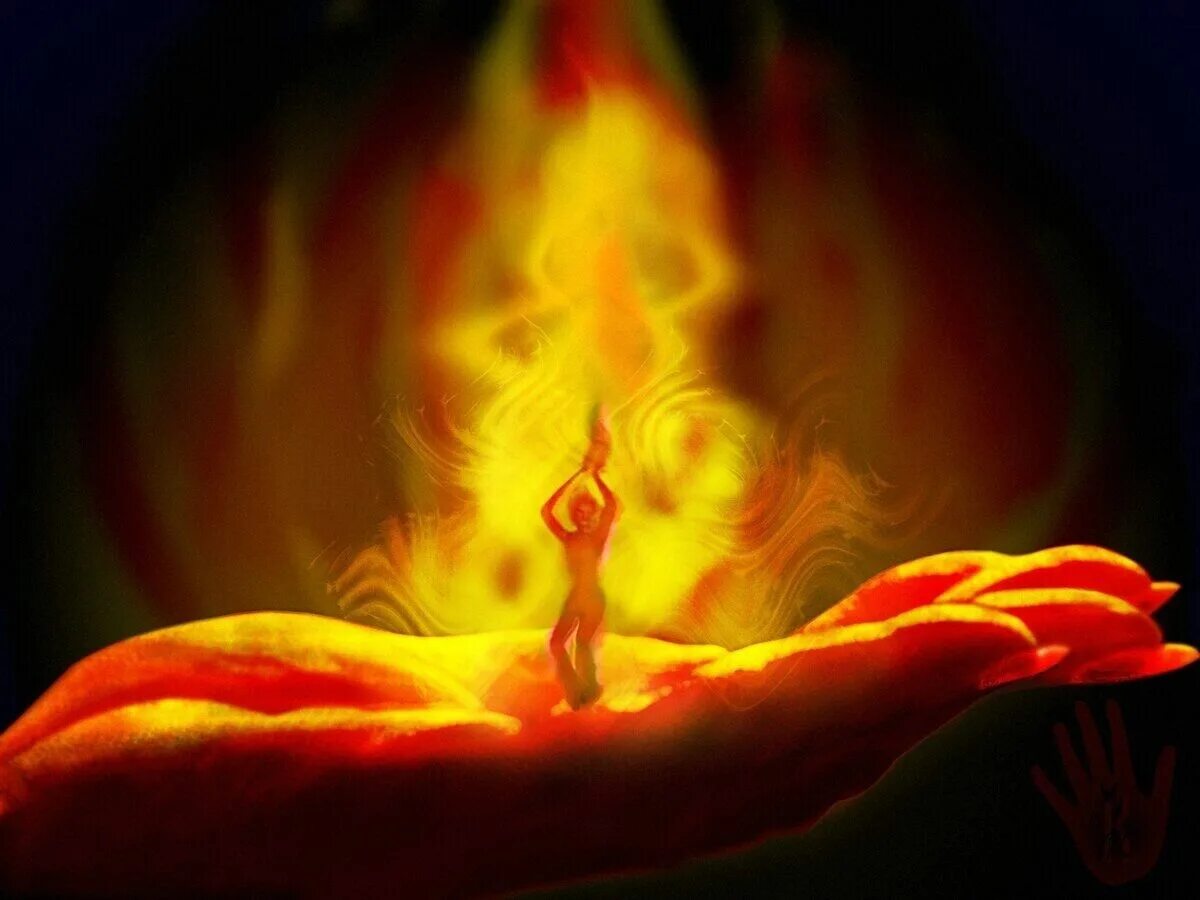 Одинокая свеча. Солнце внутри. Свечу как солнце. Солнце в ладошках. Солнце на ладони.