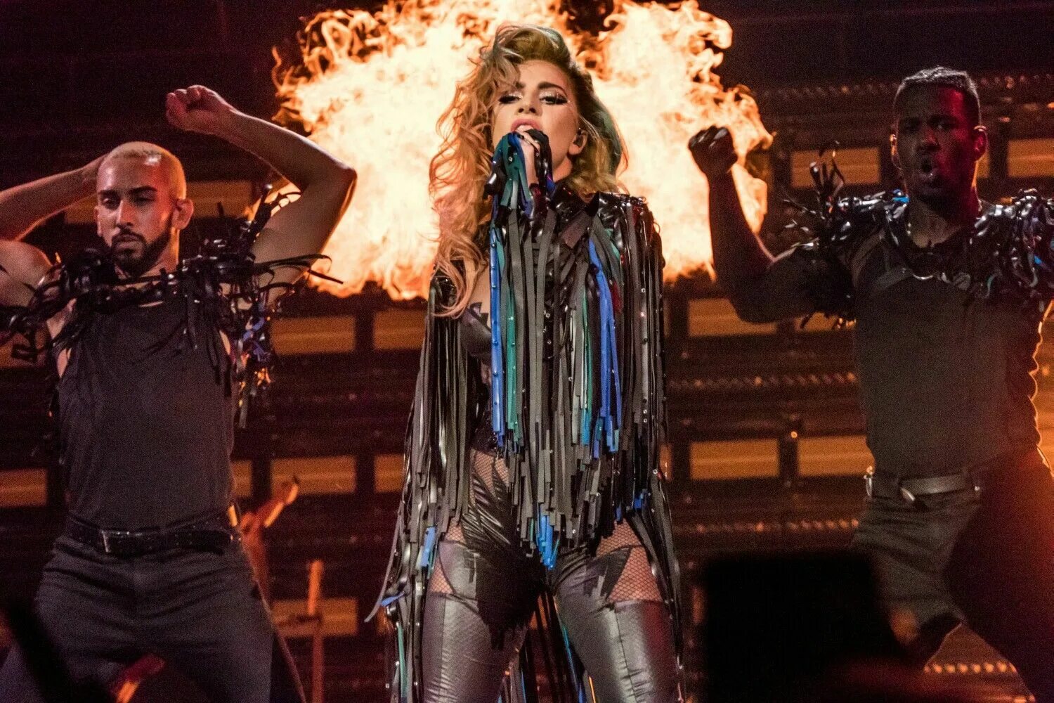 Гага тур. Гага тур. Lady gaga "joanne". Леди гага на сцене. Гага тур.