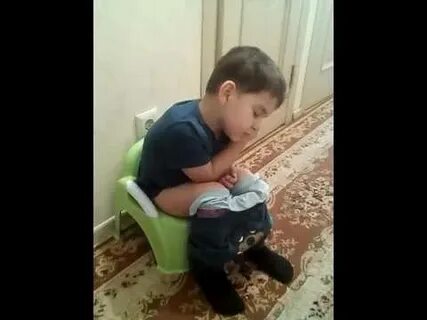 Мальчик какает видео
