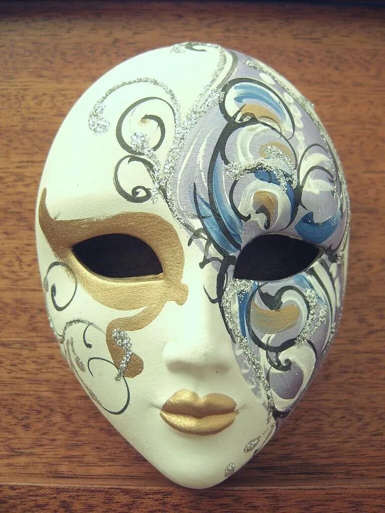 Красиво раскрасить маску. Венецианская маска Маттачино. Венеция маски карнавал папье маше. Венецианская маска папье маше. Венецианская маска из папье маше.