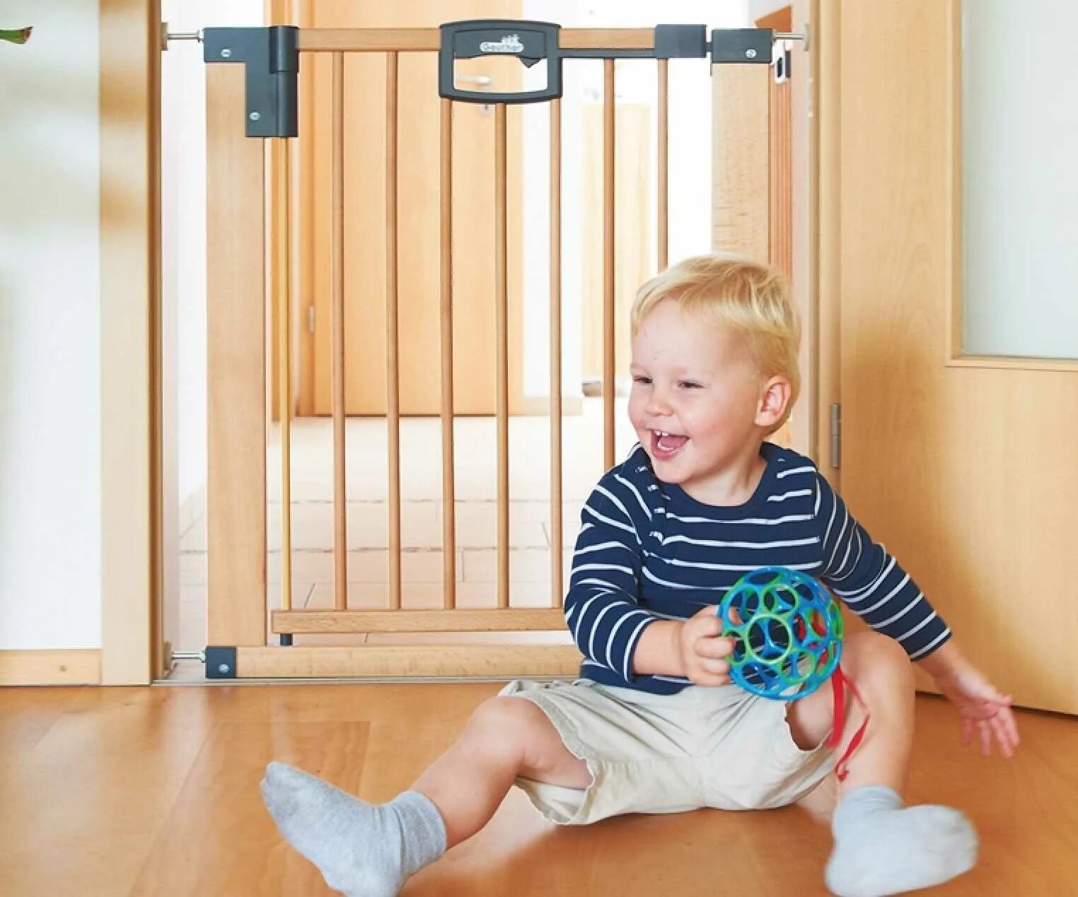 Детская безопасность на окна. Установить защиту для детей. Установить защиту для детей. Наколенники oxelo. Детский замок рехау.